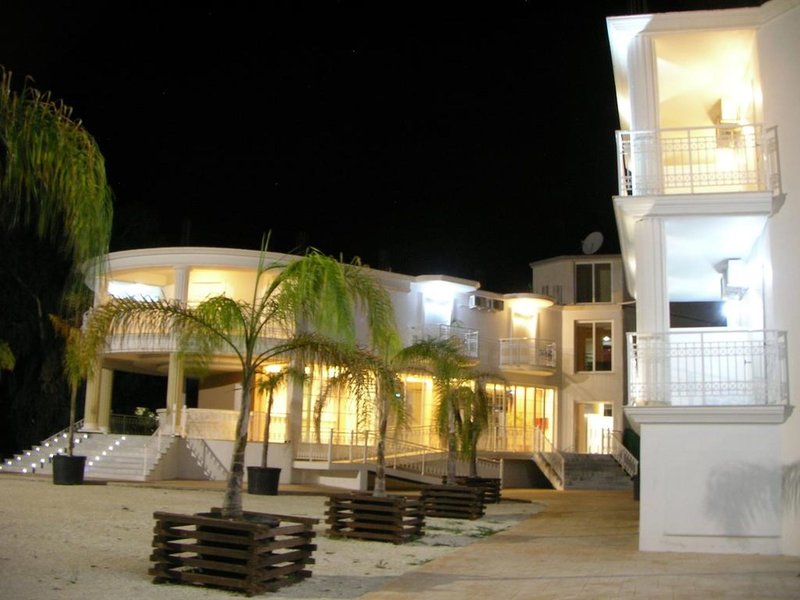 Mariana Hotel & Studios